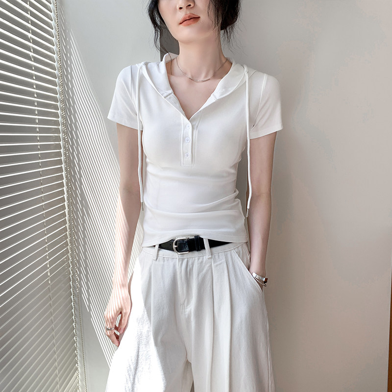 歌倍尚连帽短袖T恤女2026夏季新款修身显瘦百搭正肩白色纽扣上衣