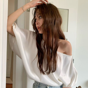 HOLDER 2025夏季新款 洋气百搭宽松显瘦绸缎斜肩上衣纯色T恤女