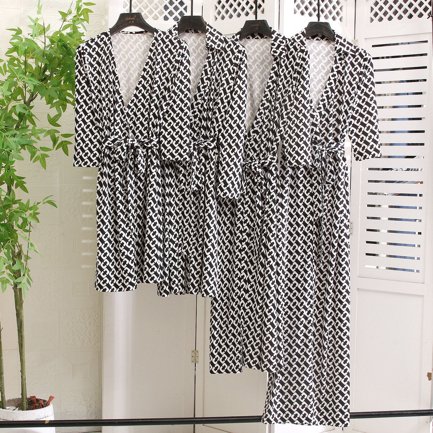 正齐~终于等来了！经典y不过时~锁链印花显瘦优雅裹身裙连衣裙夏