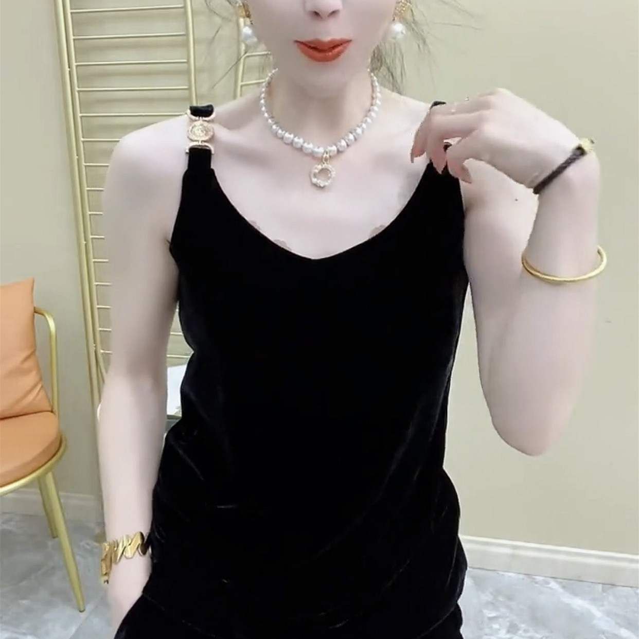 欧货洋气小衫性感黑色金丝绒肩扣吊带背心打底衫时尚内搭大码显瘦