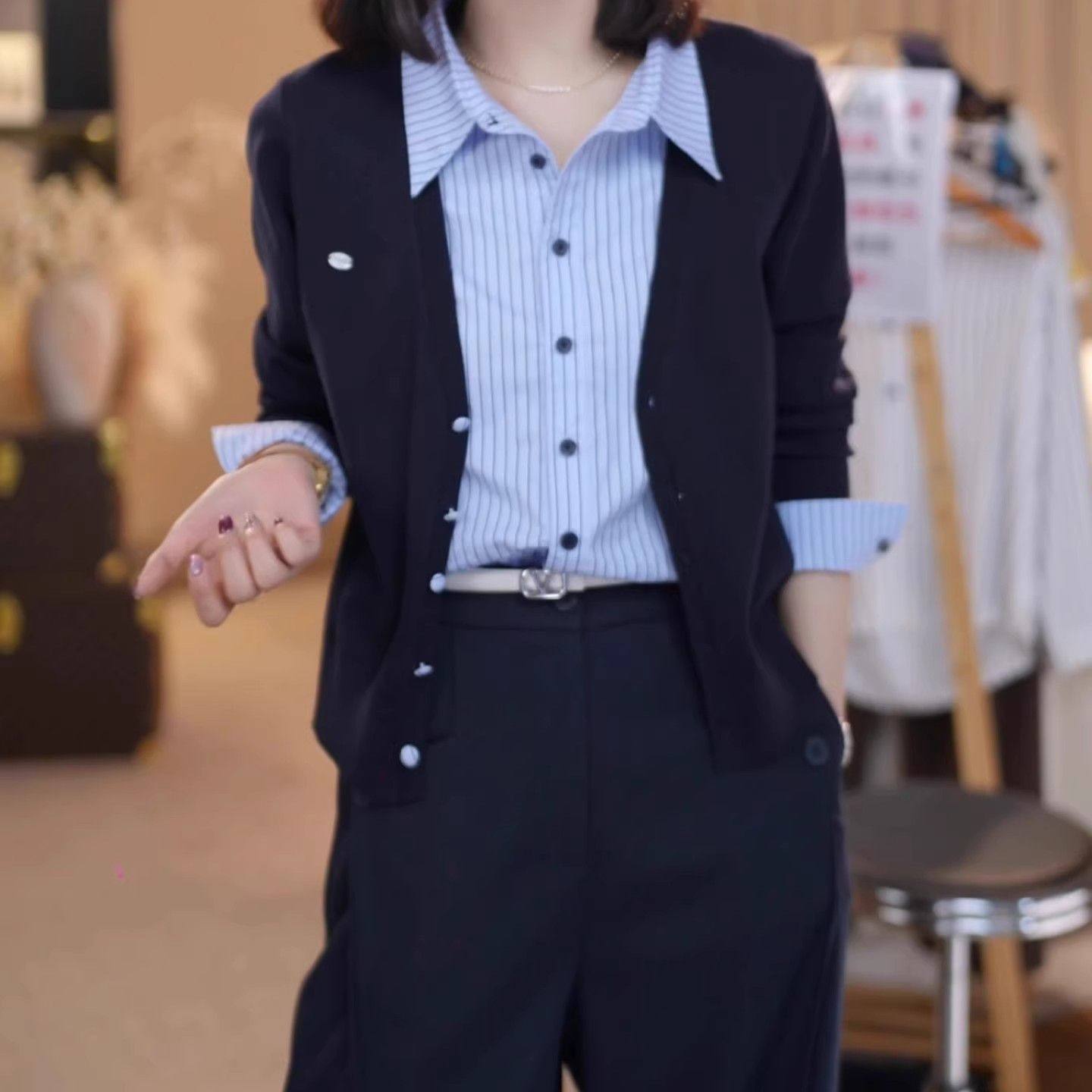 设计感假两件翻领条纹针织开衫女早秋季新款高级感减龄遮肉上衣潮,女装/女士精品,毛针织衫,淘宝优惠券,粉丝福利购,淘宝优惠卷