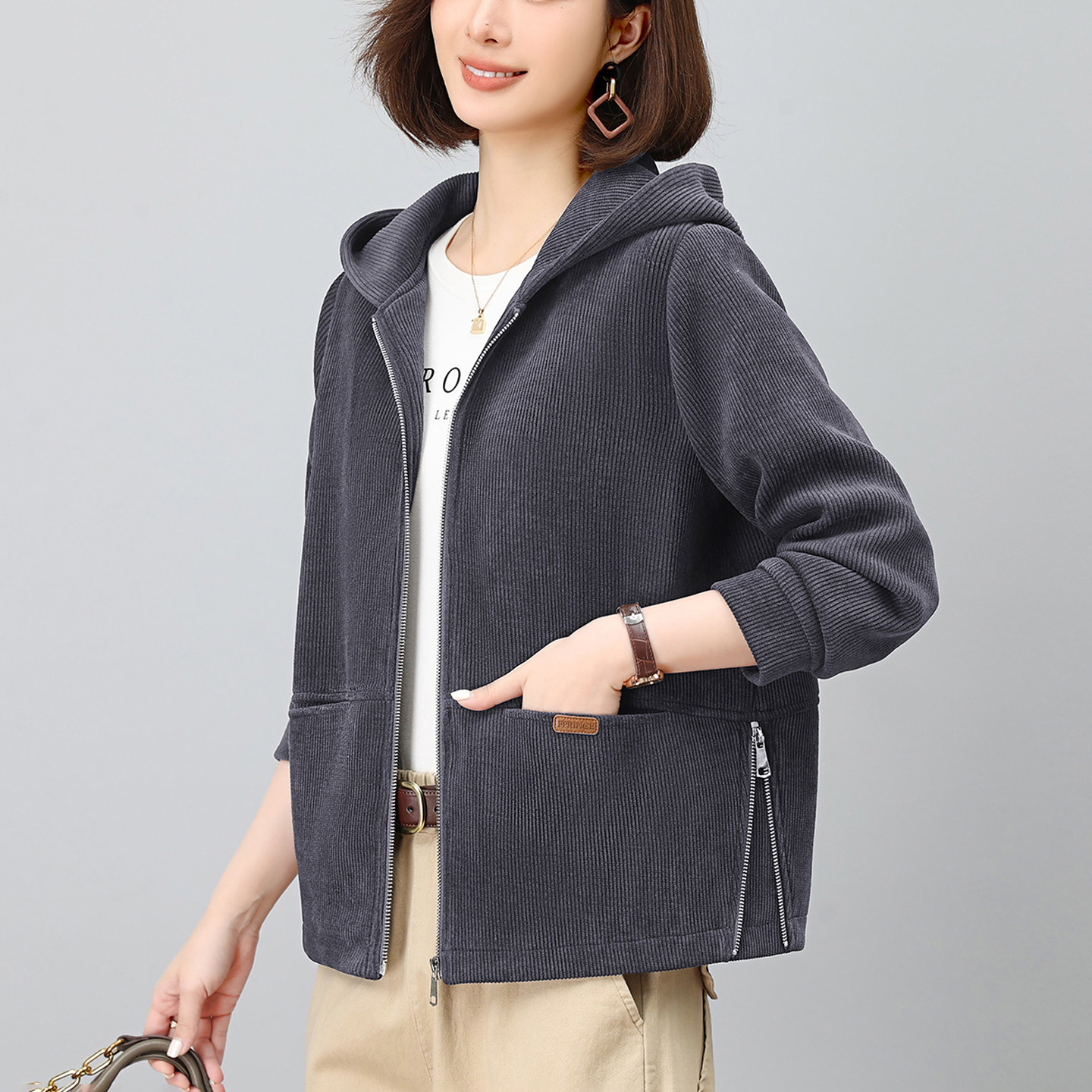 洋气灯芯绒短外套女春秋2026年新款减龄连帽大码中老年妈妈装上衣