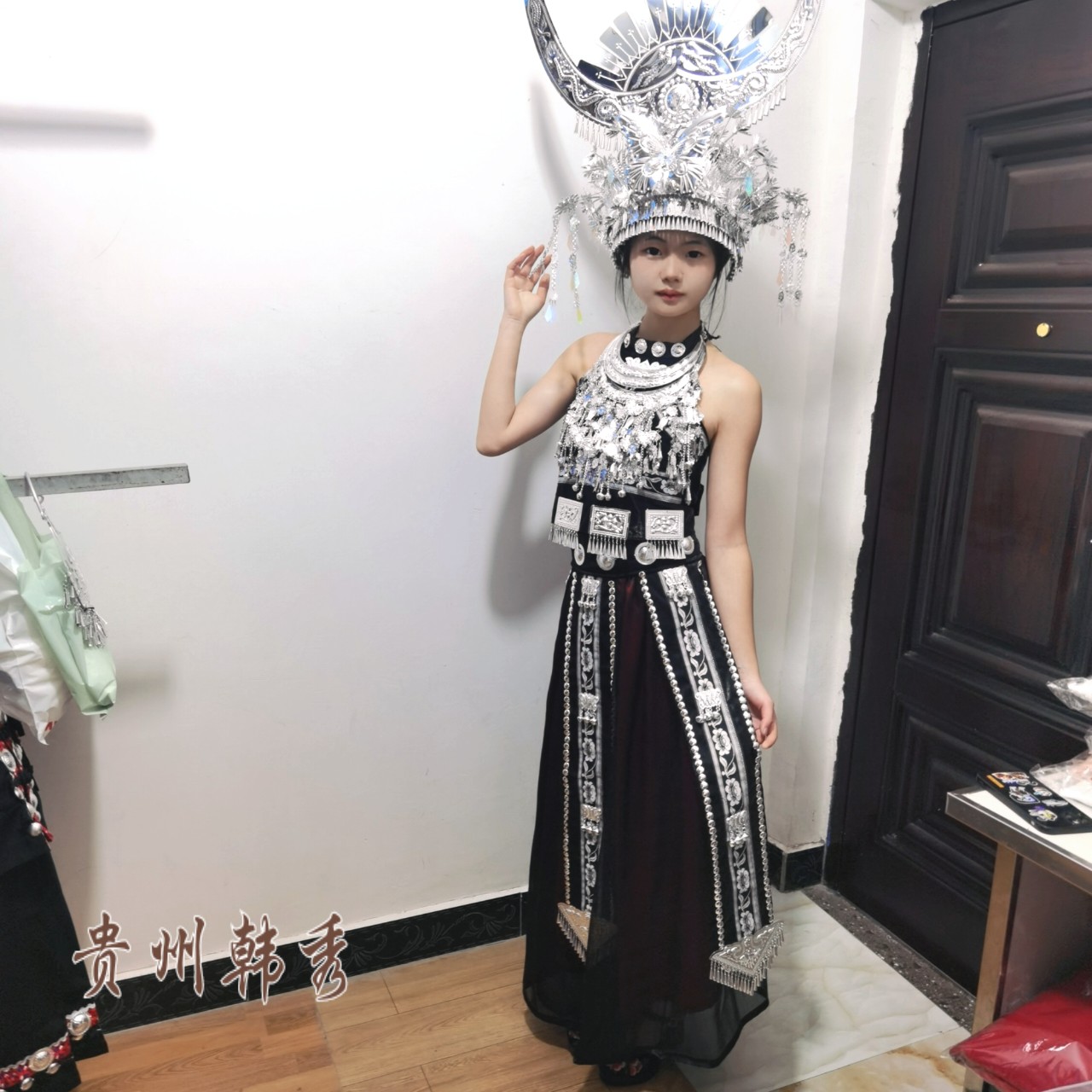 少数民族服装新款巧克力色纱裙裹胸抹胸银饰帽子苗族侗族服饰拍照