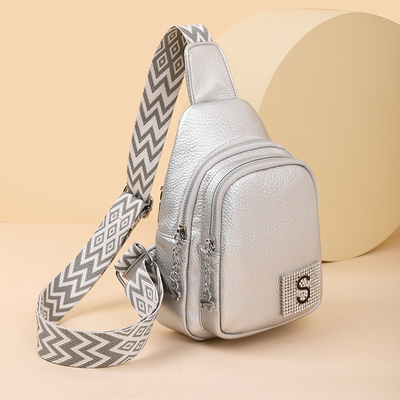 万石斜挎胸前包铆钉女包