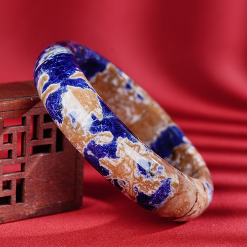 珠宝直播天然晶体南非宽版蓝纹玉方钠石鸡油黄圆条手镯小众
