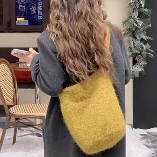 秋冬毛圈绒水桶包黄果树单肩斜挎毛毛包大容量百搭通勤毛呢女包