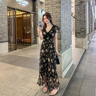 v领碎花连衣裙女2025夏季 收腰气质雪纺长裙子 新款 海边度假风修身