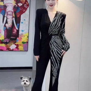 2025春网红新款御姐时尚连体衣裤女高级感重工亮钻V领显瘦喇叭裤