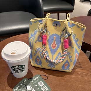 新疆艾德莱斯文创水桶包女民族风伴手礼手提袋旅行拍照纪念品拎包