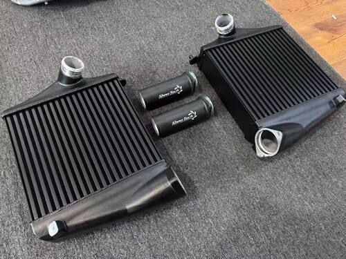 Snowtech加大中冷散热器适配保时捷卡宴S 2.9T EA839高性能改装