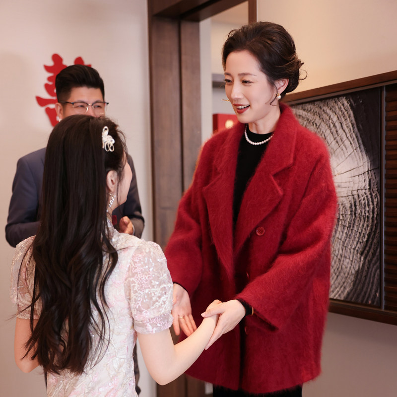 妈妈婚宴红色羊毛拉毛高定气质保暖外套婆婆年轻高贵时尚酒红外套