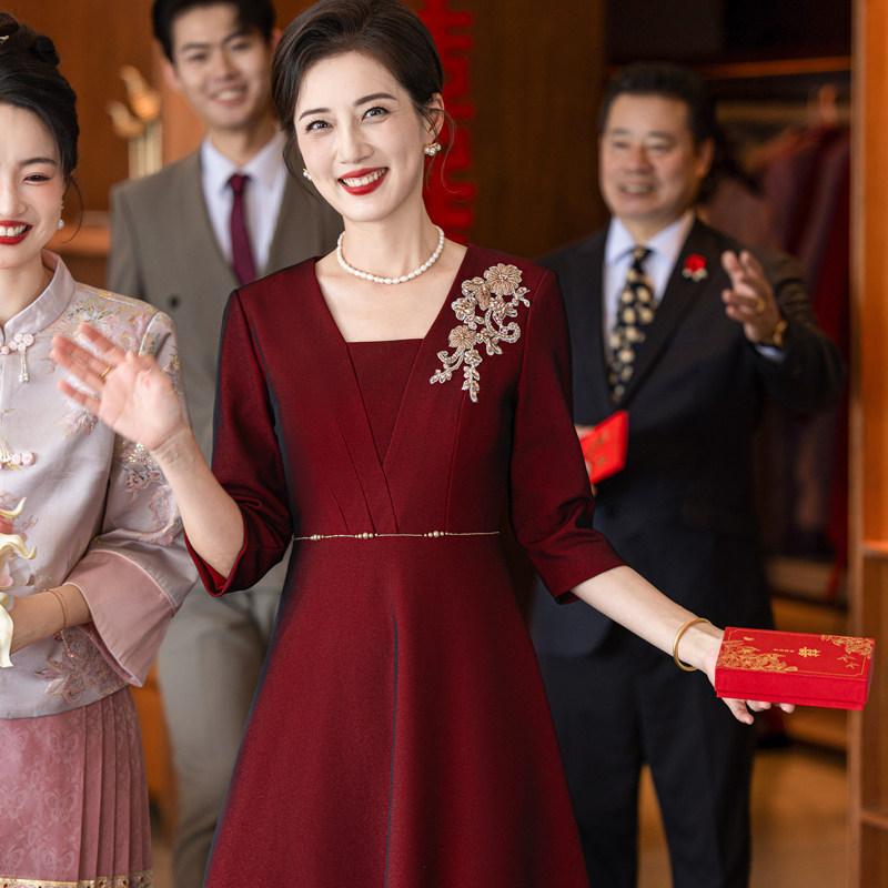 年轻喜婆婆婚宴装2025年夏季新款妈妈婚礼礼服高端结婚喜服连衣裙