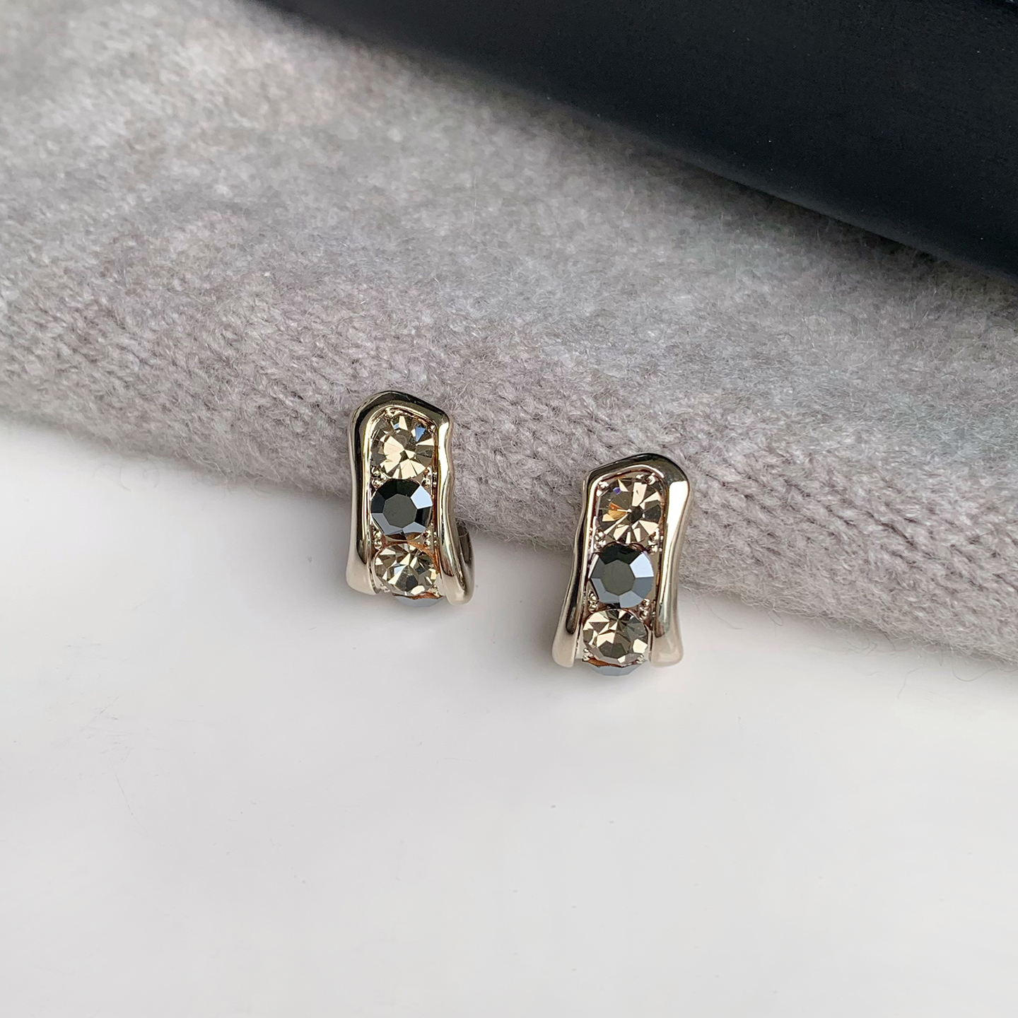 柚卡 复古黑色水钻耳钉秋冬耳饰轻奢高级感气质大气巨好看耳钉女