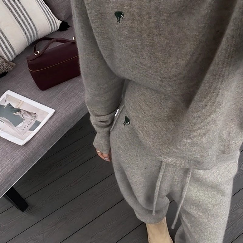 秋冬加厚刺绣圆领羊毛针织毛衣宽松阔腿裤两件套运动减龄直筒套装