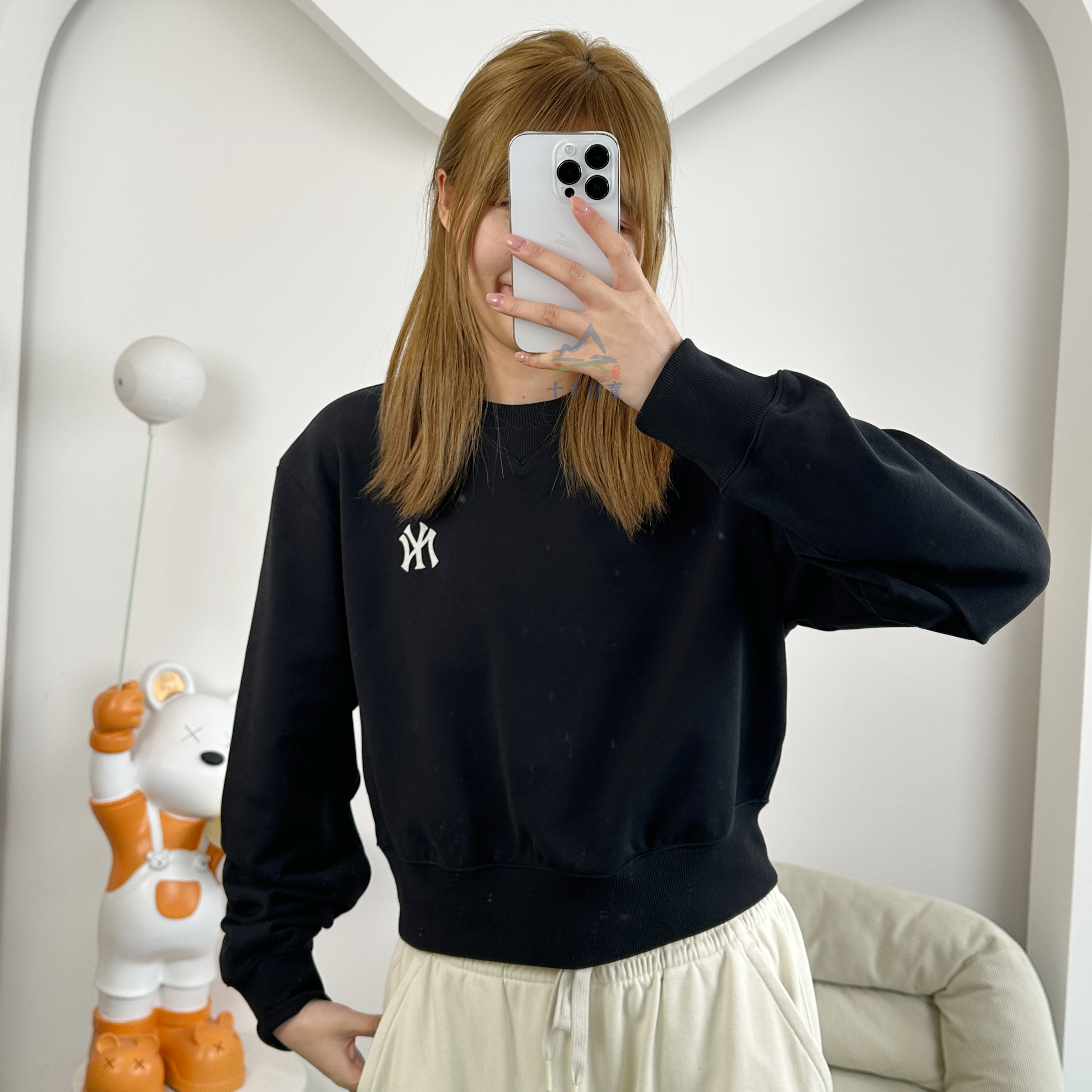25秋季新款MLB卫衣女子NY小标短款圆领运动休闲套头衫3FMTB2054