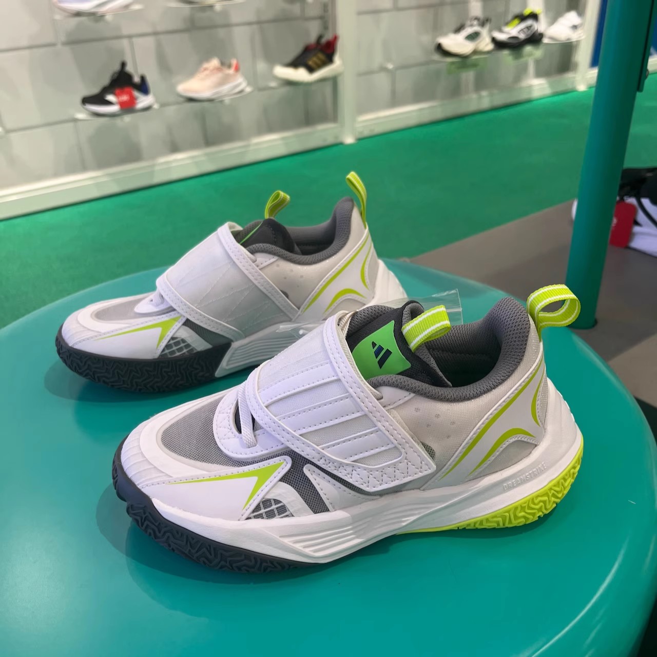 阿迪达斯儿童休闲缓震耐磨运动鞋