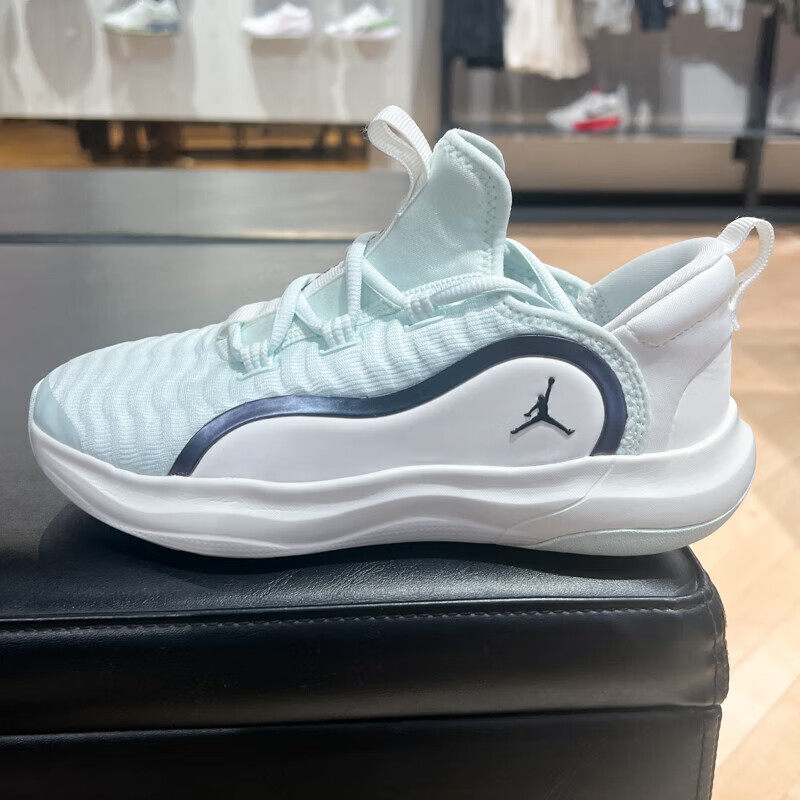 Jordan耐克大鲨鱼大童轻质运动鞋