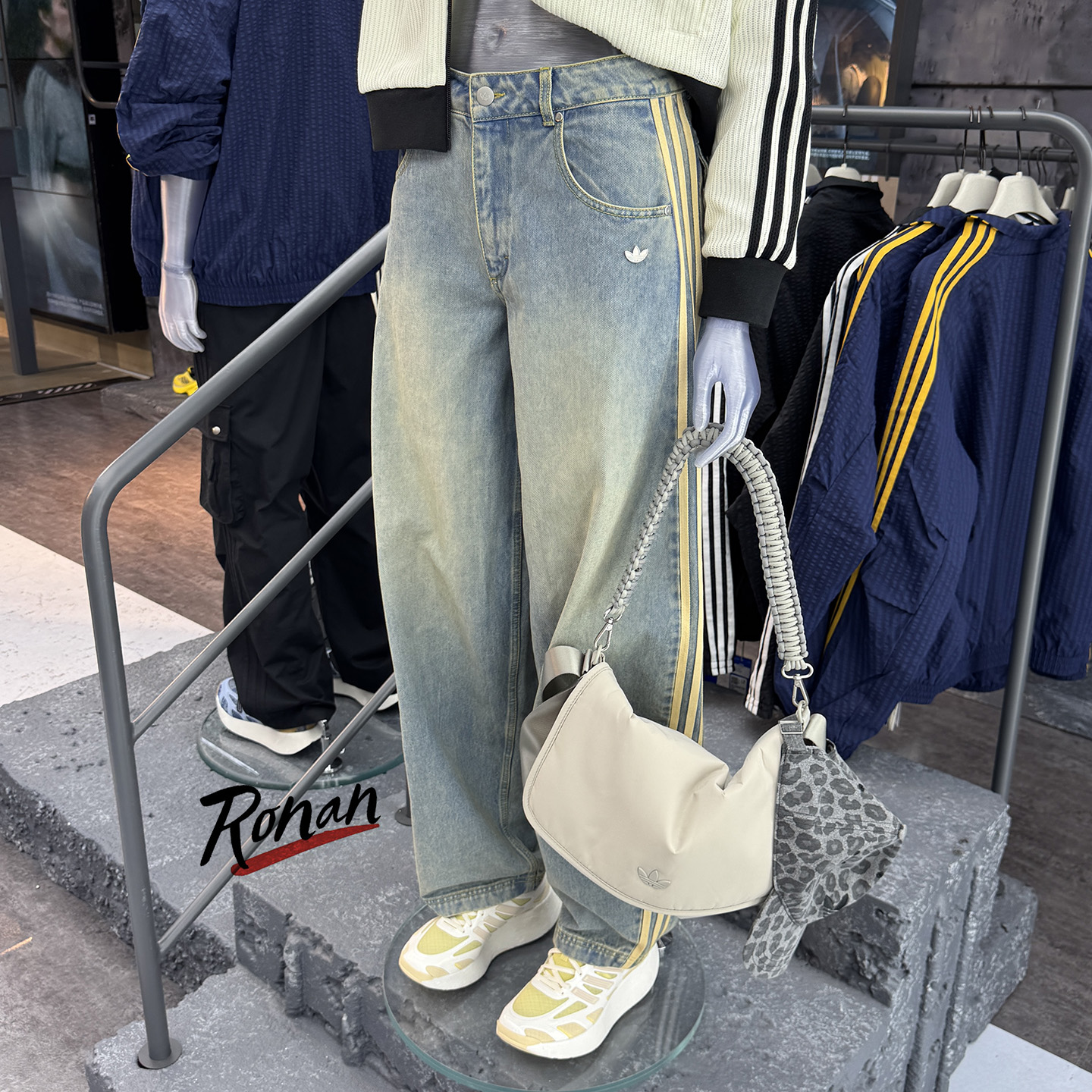 阿迪达斯三叶草女子做旧牛仔长裤