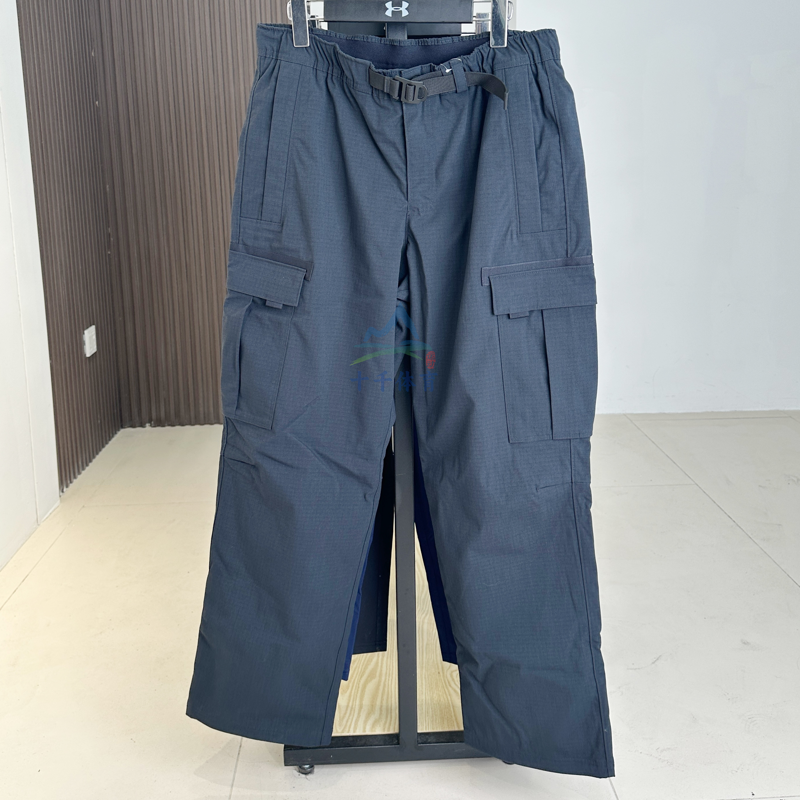 安德玛梭织休闲透气运动工装裤男