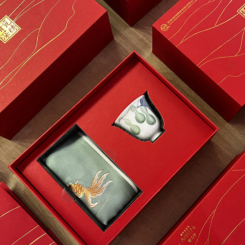 金彩霞湘绣文创非遗礼盒新年礼盒瓷绣情深丝巾卷轴釉下五彩套盒图片