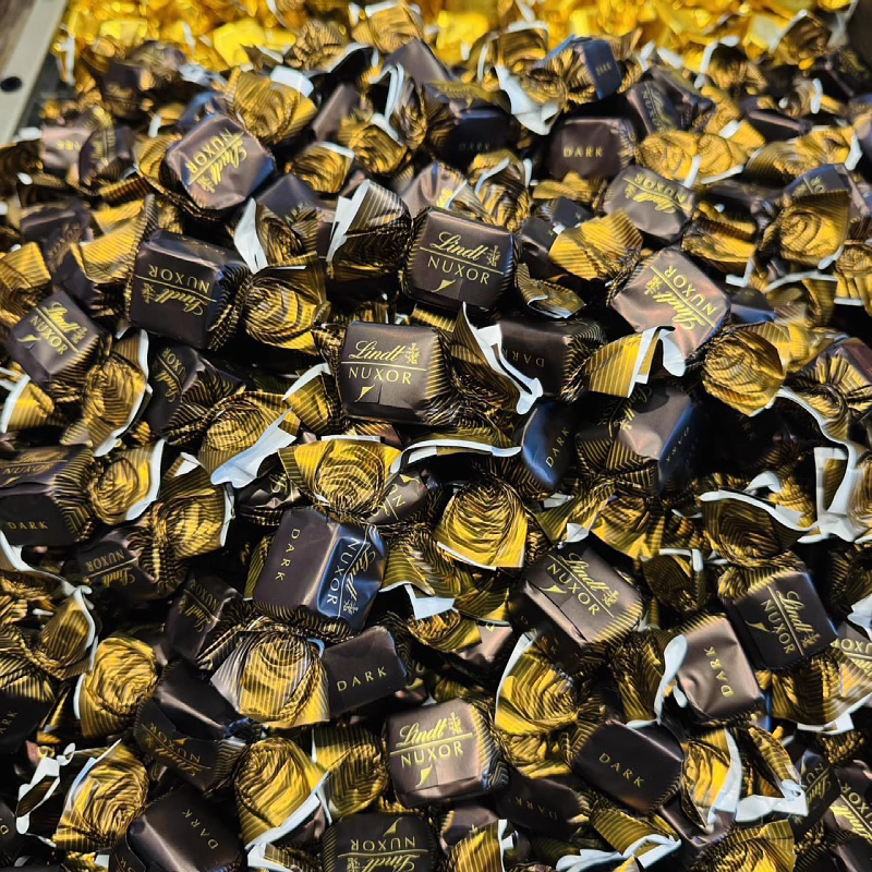 新货到 好吃到爆法国瑞士莲新品金装榛子夹心黑巧牛奶巧克力