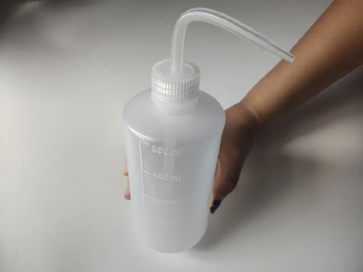 浇花器浇花瓶塑料弯嘴瓶歪嘴1000ml喷壶烧烤带刻度细嘴瓶。冲洗瓶