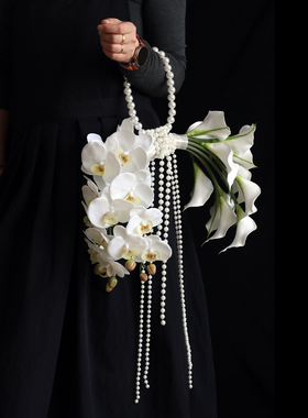 白色蝴蝶兰珍珠新娘手捧花仿真花束婚礼影楼道具时尚小众设计影楼