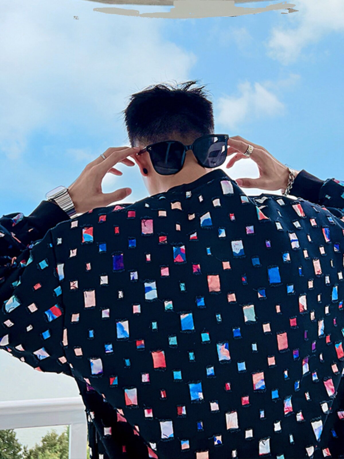 OBOY 봄 가을 디자인 찢어진 격자 무늬 스웨터 남성 트렌디 브랜드 잘 생긴 라운드 넥 탑 트렌디 T 루즈한 긴팔 티셔츠