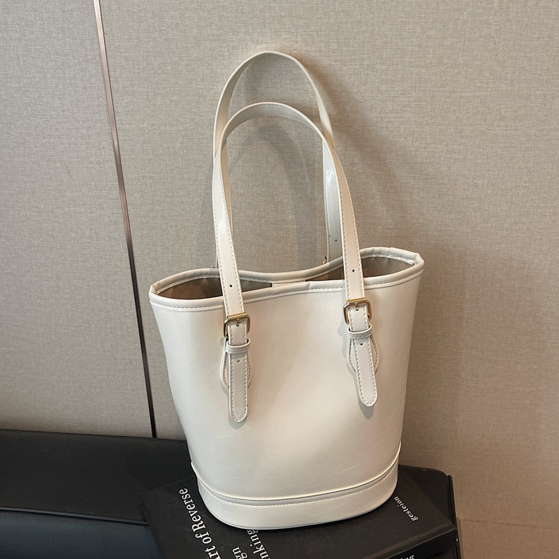 简约软皮水桶包女轻奢百搭气质单肩手提包大容量休闲腋下包托特包