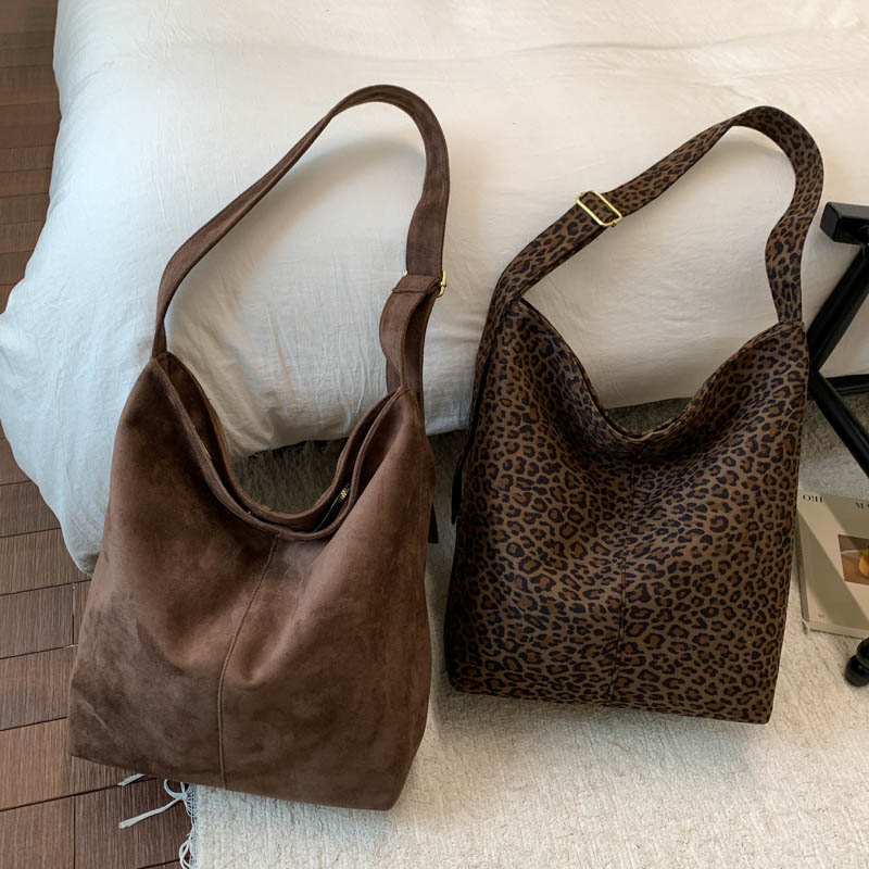 今年流行包包女2025新款潮复古绒面水桶包女大容量单肩斜挎托特包