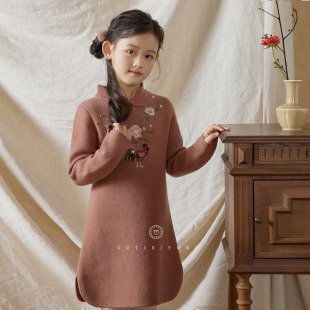 yoki家童装 显白红色连衣裙女童年服金鸡报晓羊毛刺绣针织旗袍