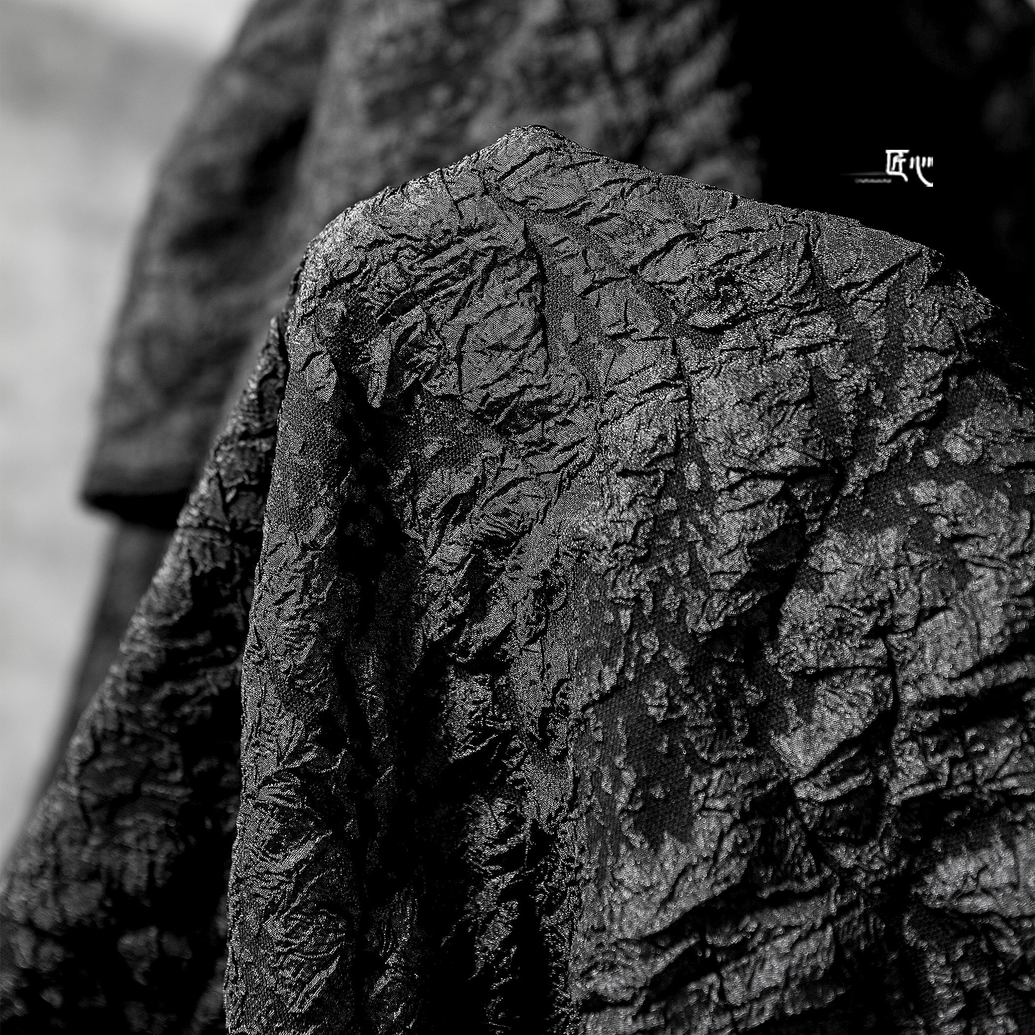 黑色礁石凹凸肌理 立体颗粒渐变提花布料 再造创意服装设计师面料