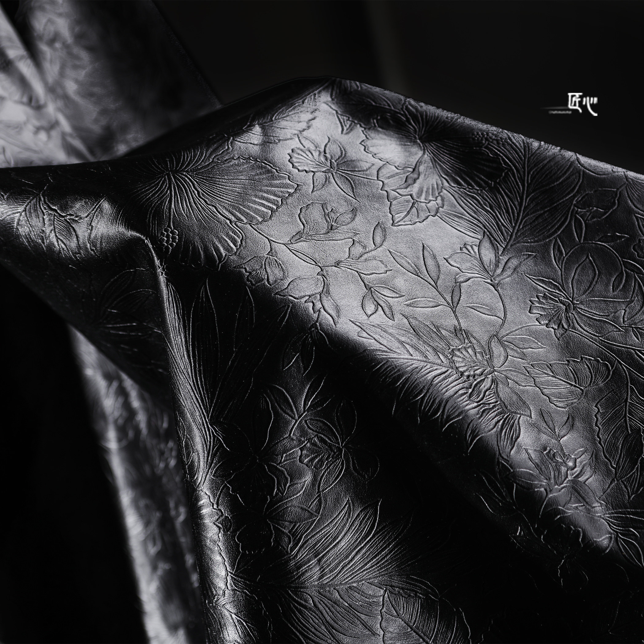 黑色雕刻立体压花皮革 凹凸肌理水洗皮外套包包创意服装设计面料