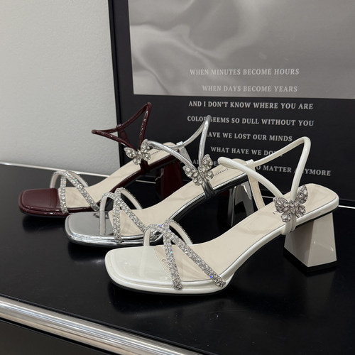 8cm水钻蝴蝶两穿粗跟凉鞋女