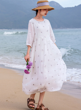 格格新款夏季白色苎麻刺绣连衣裙女宽松文艺风海边度假飘逸大摆裙