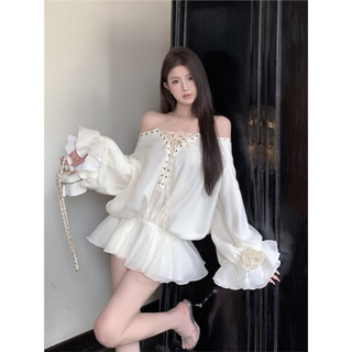 一字肩花朵绑带长袖连衣裙女夏季法式白色短裙设计感收腰a字裙子