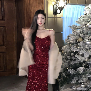 法式红色新年丝绒亮片v领吊带连衣裙高腰显瘦包臀A字中长裙女秋冬