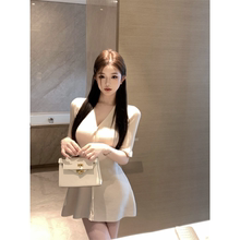 法式杏色针织短袖连衣裙女装夏季气质开衫短裙v领显瘦收腰a字裙子