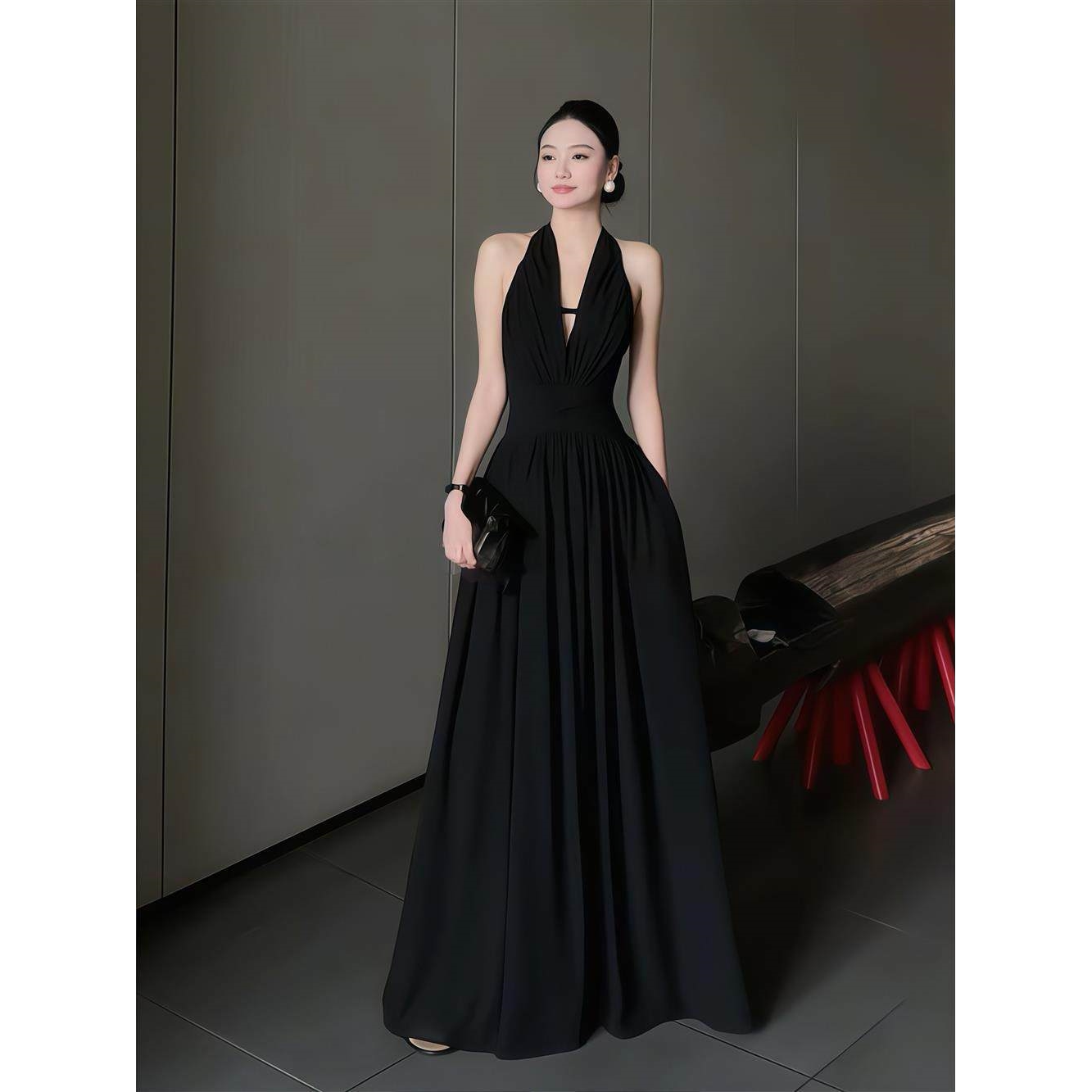 法式赫本风辣妹气质v领挂脖连衣裙女夏季新款收腰显瘦露背长裙子