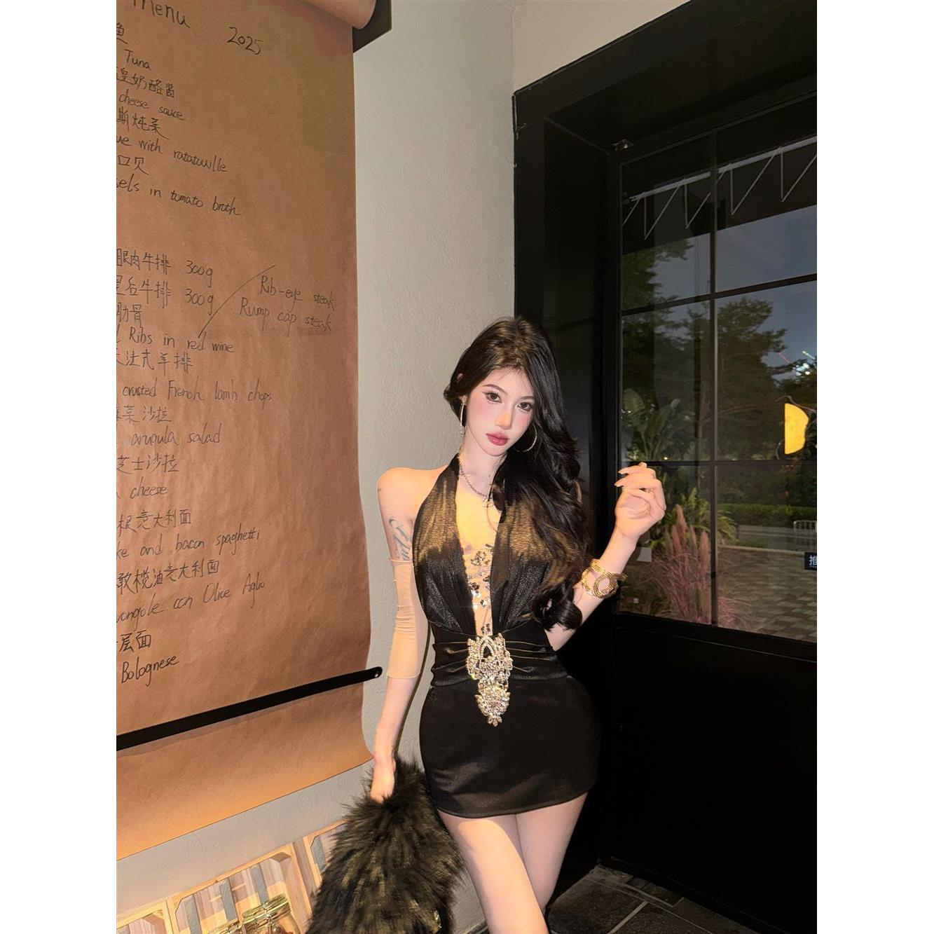 法式轻奢辣妹钉钻露背挂脖连衣裙女夏季设计感纯欲修身礼服包臀裙