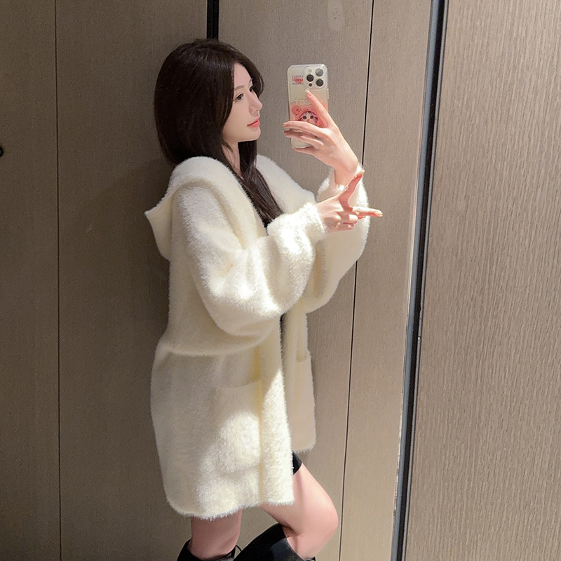 白色仿水貂绒连帽针织开衫秋冬女