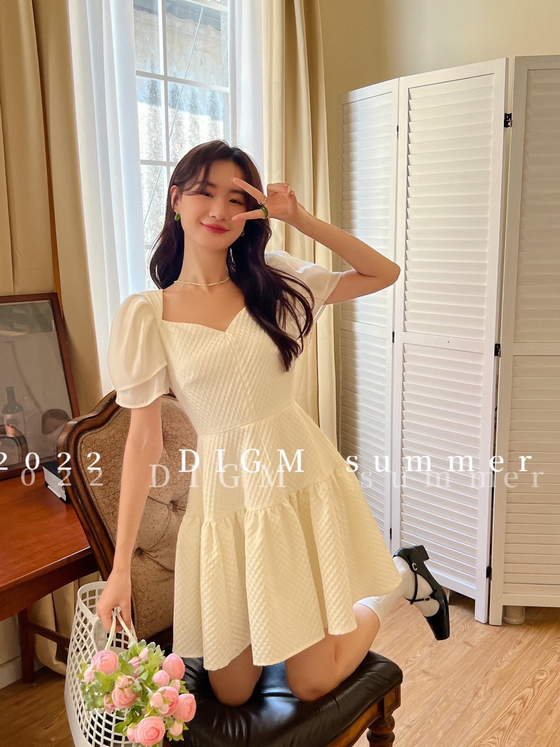 DIGM法式轻奢v领收腰连衣裙女夏高腰显瘦短裙时尚气质肌理感裙子