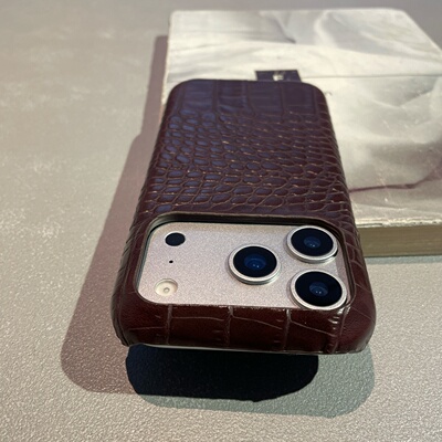 高级感深棕鳄鱼皮纹适用苹果17promax手机壳iPhone16pro半包15pro新款14pro简约硬壳13pro男女保护套