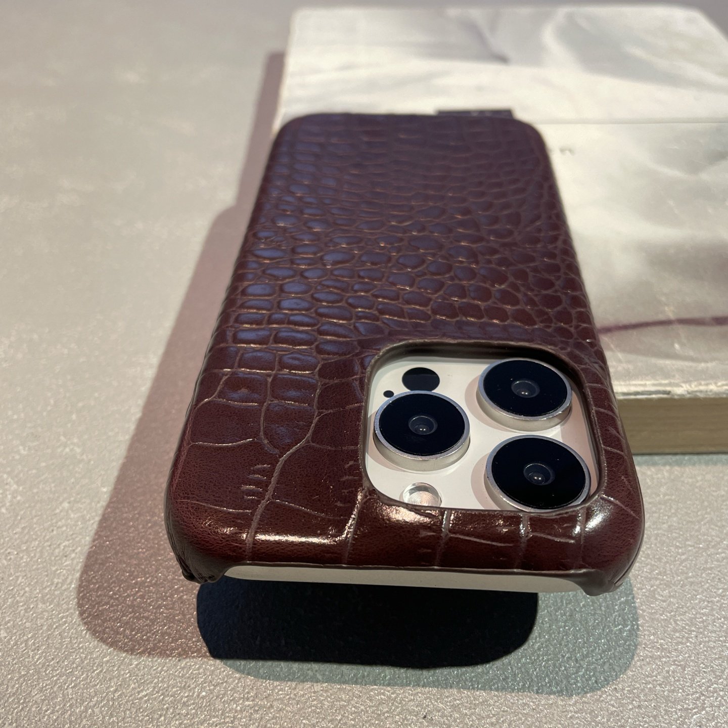 高档深棕鳄鱼纹适用苹果17手机壳iPhone16pro max半包15pro个性14pro新款17pro max简约皮质保护套