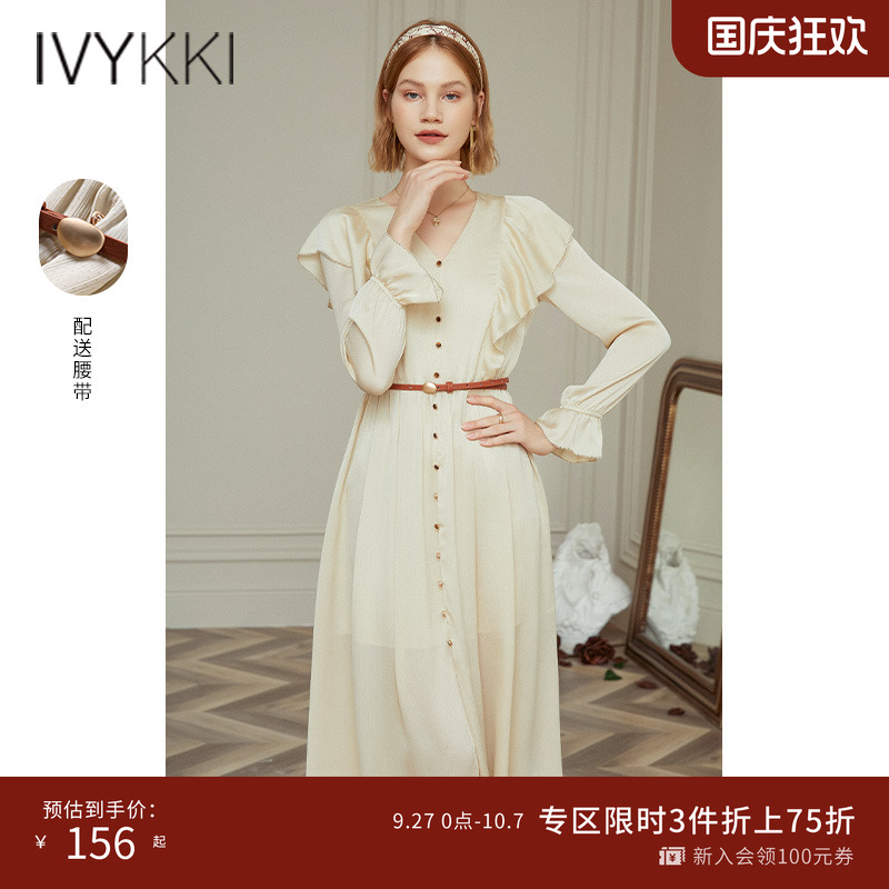 Ivy·Kki搭配撞色纽扣既有细节感