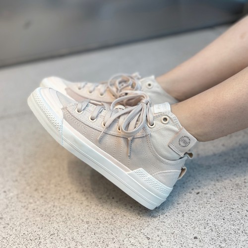 Adidas简约清新男女高帮板鞋