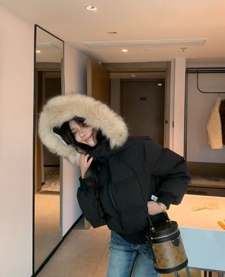 黑色羽绒服女短款冬季2025年新款连帽超好看大毛领小个子收腰外套