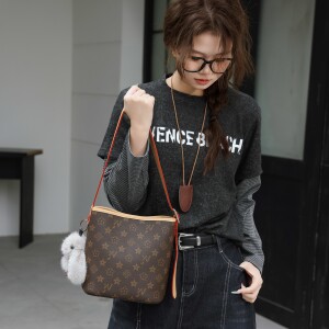 优草坊品牌正品开口笑老花水桶包女2026新款高级感休闲百搭轻奢单