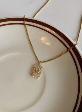 微镶钛钢项链女锁骨链时尚设计感M字母吊坠气质优雅网红颈链饰品