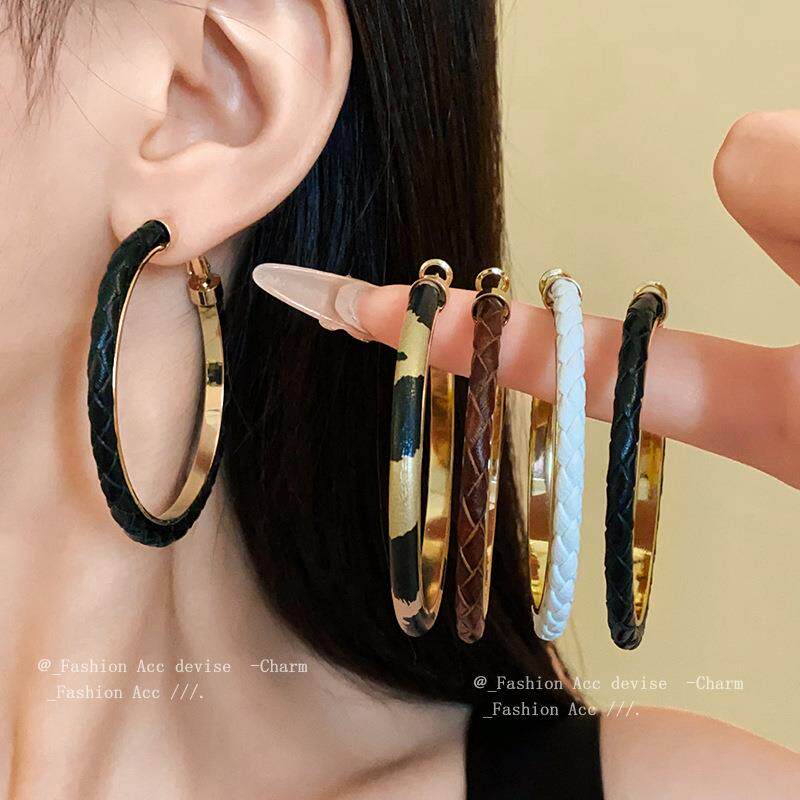 银针皮革麻花圆环耳圈高级感夸张气质耳环个性时尚新款耳饰女